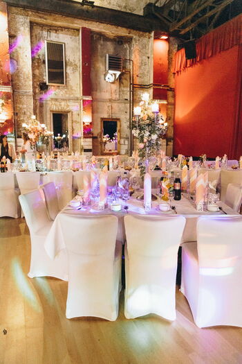 Luxuriöse Hochzeits Saaldekoration im Elegant Glamour Stil für Olpe