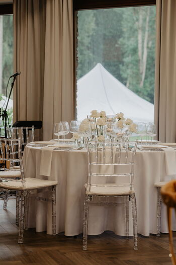 Minimalistisch Kristall Hochzeitsdekoration mit Kerzen und Glas für stilvolle Hochzeiten