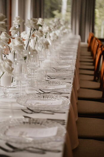 Minimalistisch Kristall Hochzeit Tischdekoration mit Glas und klaren Linien für elegante Feiern in Wiesbaden
