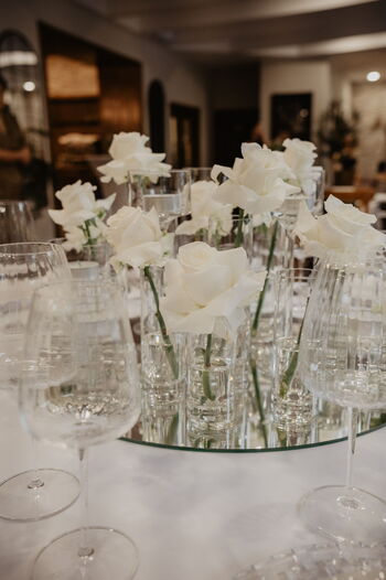 Stilvolle Hochzeit Tischdeko mit Kristallelementen im minimalistischen Stil