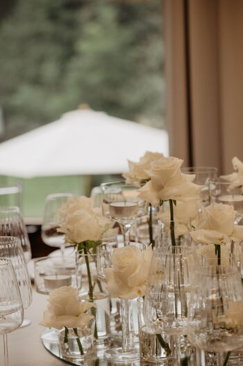 Moderne Hochzeit Tischgestaltung mit Glas und Kristall für stilvolle Feiern in Frankfurt