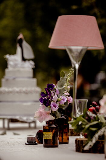 Romantische Hochzeitsdetails für Gartenempfang in Freudenberg