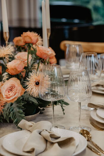 Edle Hochzeitsdekoration im Landhausstil mit natürlicher Floristik und harmonischen Farben
