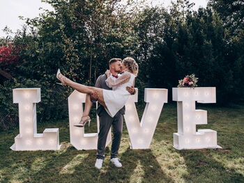 Boho Gartenhochzeit Konzept mit Blumen LOVE-Buchstaben, Holz und Textilien für Hochzeiten bei Siegen