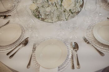 Elegante Hochzeitstafel im Minimalistisch Kristall Stil mit Kerzen und Glasdeko für Frankfurt am Main