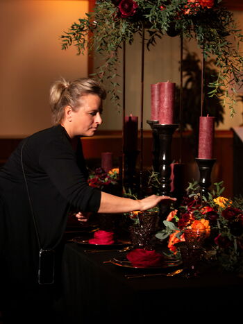 Moderne Hochzeitsdeko in Schwarz und Dunkelrot individuelle Hochzeitsplanung Hochzeitsdekoration