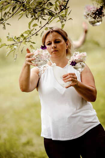 Natürliche Hochzeitsdekoration für Gartenempfang in Olpe