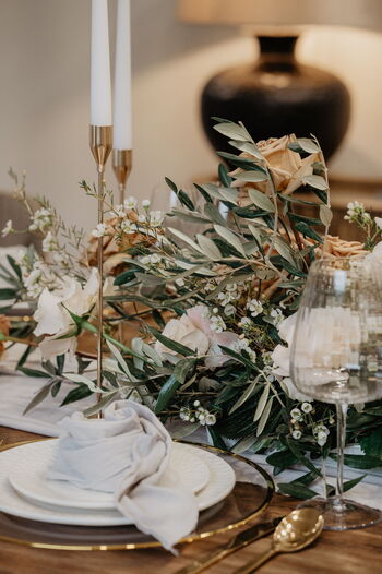 Mediterrane Tischdekoration Hochzeit mit Olivenholz