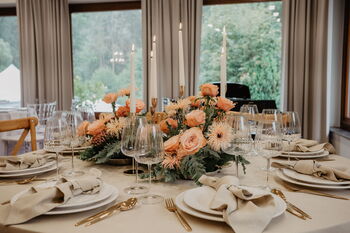 Romantische Blumendekoration für Hochzeitstische und Räume