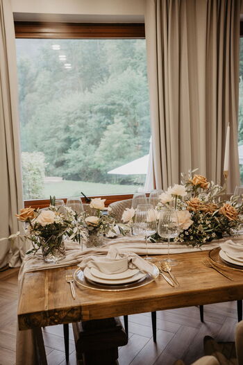 Toskanische Hochzeitsdeko mit natürlichen Blumen