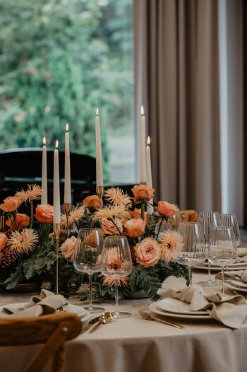 Individuelle Hochzeitsdekoration Landhaus Style mit Kerzen und liebevollen Details von INA Event