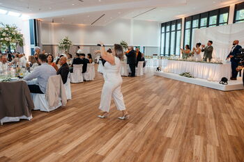 Hochzeitsmoderatorin schafft emotionale Momente