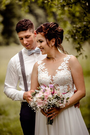 Natürliche Blumenarrangements für Gartenhochzeiten in Köln
