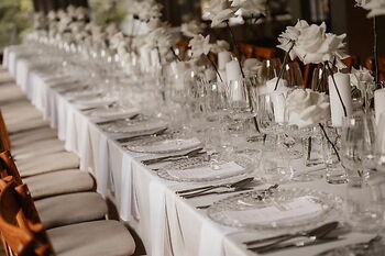 Dezente Hochzeitsdetails mit Glasvasen und Kerzen für Koblenz und Umgebung Hessen