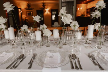 Minimalistische Hochzeitsfloristik mit Kristallvasen für elegante Hochzeiten in Wiesbaden