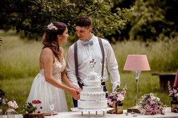 Natürliche Hochzeitsdekoration für freie Trauung im Garten in Düsseldorf