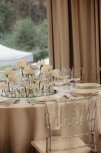 Elegante Hochzeitsdekoration mit Kristallakzenten für Frankfurt Tischdekoration