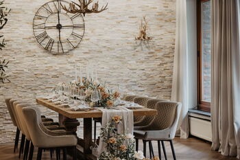 Kerzen und Blumen Hochzeitsdeko mediterran