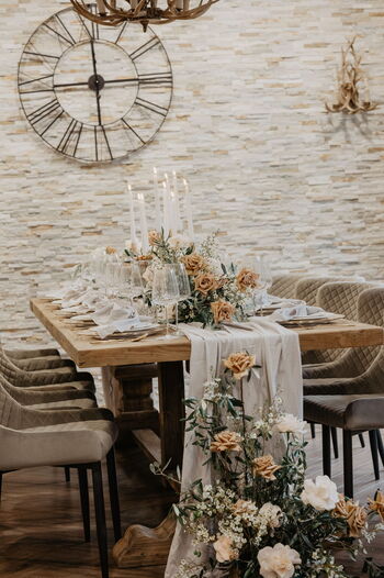 Toskanische Tischdekoration Hochzeit mit Olivenzweigen und Kerzen