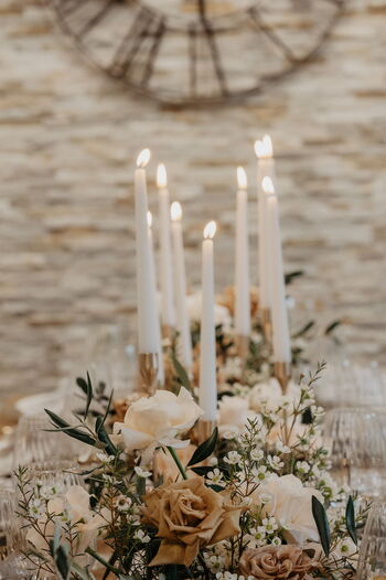 Elegante Tischdekoration Hochzeit Toskana mit warmem Kerzenlicht