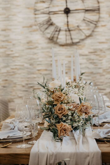 Hochzeitstisch Toskana Stil mit Holz und Leinen