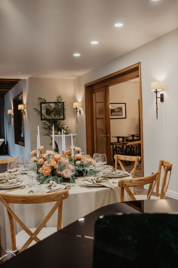 Raumdekoration Hochzeit Landhausstil edles Gesamtkonzept mit Floristik und Licht