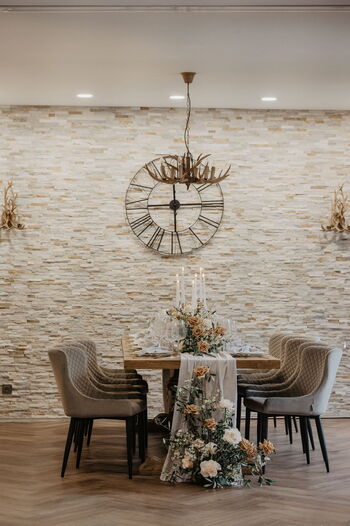 Mediterrane Hochzeitsdekoration mit Blumenarrangements