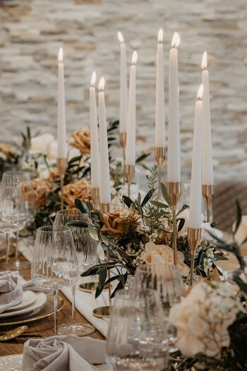 Hochzeitsdeko Toskana Stil mit Kerzen und Blumen