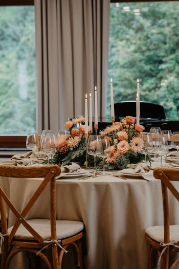 Edle Hochzeitsdekoration im Landhausstil mit Floristik und Kerzen, harmonisch und individuell gestaltet für Hochzeiten in Deutschland