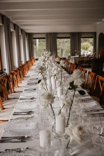 Elegante Hochzeitsraum Dekoration im Kristall Stil für exklusive Feiern in Frankfurt