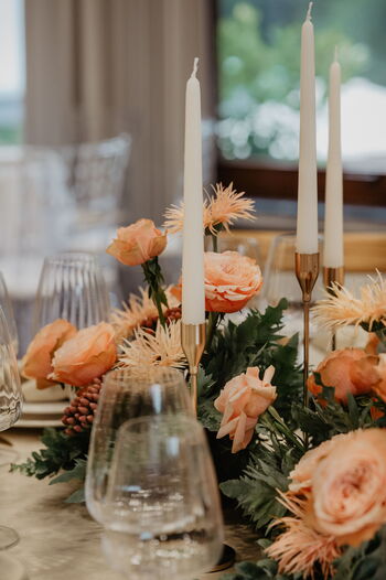 Romantische Hochzeitsdekoration mit Kerzen im Landhausstil