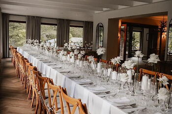 Moderne Hochzeit Tischgestaltung mit Glas und Kristall für stilvolle Feiern in Frankfurt Wiesbaden