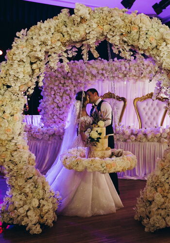 Hochzeitskonzept mit edlen Blumenarrangements für Hochzeiten in Köln