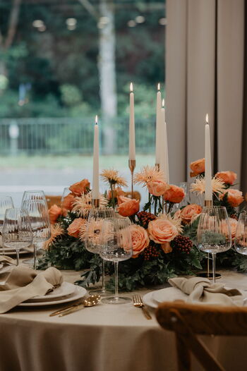 Hochzeitsfloristik im Landhausstil mit eleganten Blumen und Farbpalette