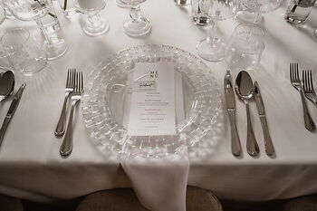 Zeitlose Hochzeitsdeko mit Licht und Glas für Hochzeiten in Wiesbaden