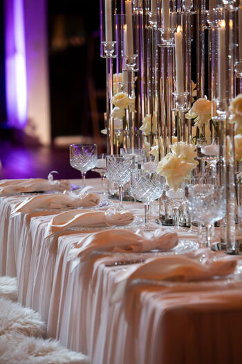 Luxuriöse Hochzeitsdekoration mit Kristalldetails für Siegen