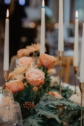 Romantische Kerzendekoration zur Hochzeit im Landhausstil mit warmem Licht für elegante Hochzeiten in Deutschland