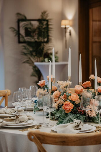 Harmonische Dekoration mit Kerzen für eine edle Landhaus Hochzeit